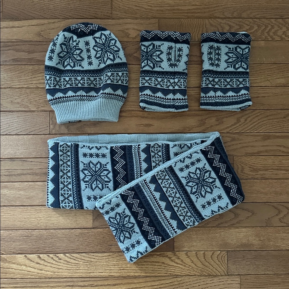 🧣MUK LUKS winter hat scarf hand muffs set gray blue snowflake women’s like new
